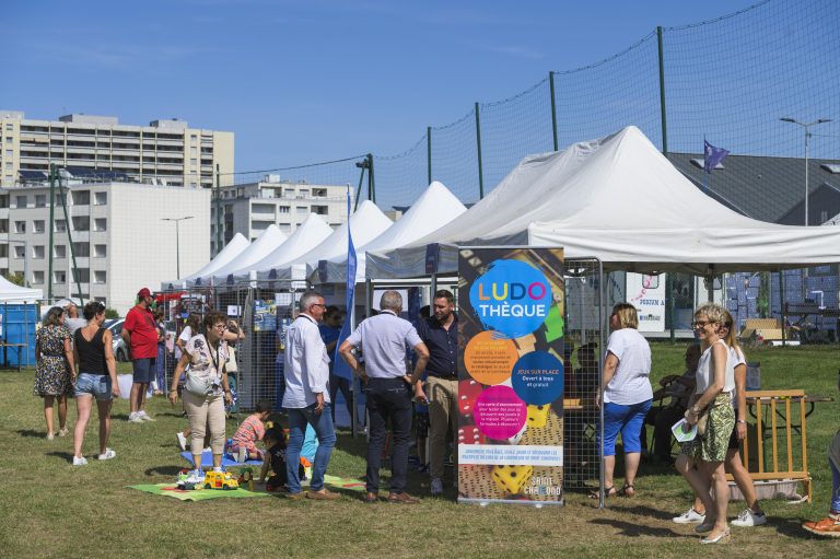 02-septembre-2023-asso-en-fete-768x511 Le troisième topoguide de Saint-Etienne Métropole est disponible