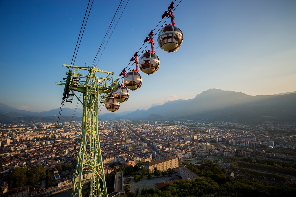 11028033 Les Bulles de Grenoble : Un voyage aérien au cœur des Alpes