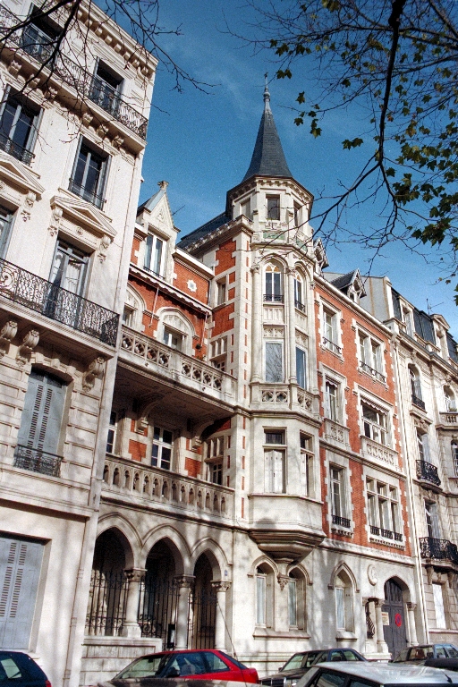 2d1e1f89-9ffa-4418-976e-c9079cee139d Saint-Etienne : Promenades au pied des immeubles pas ordinaires