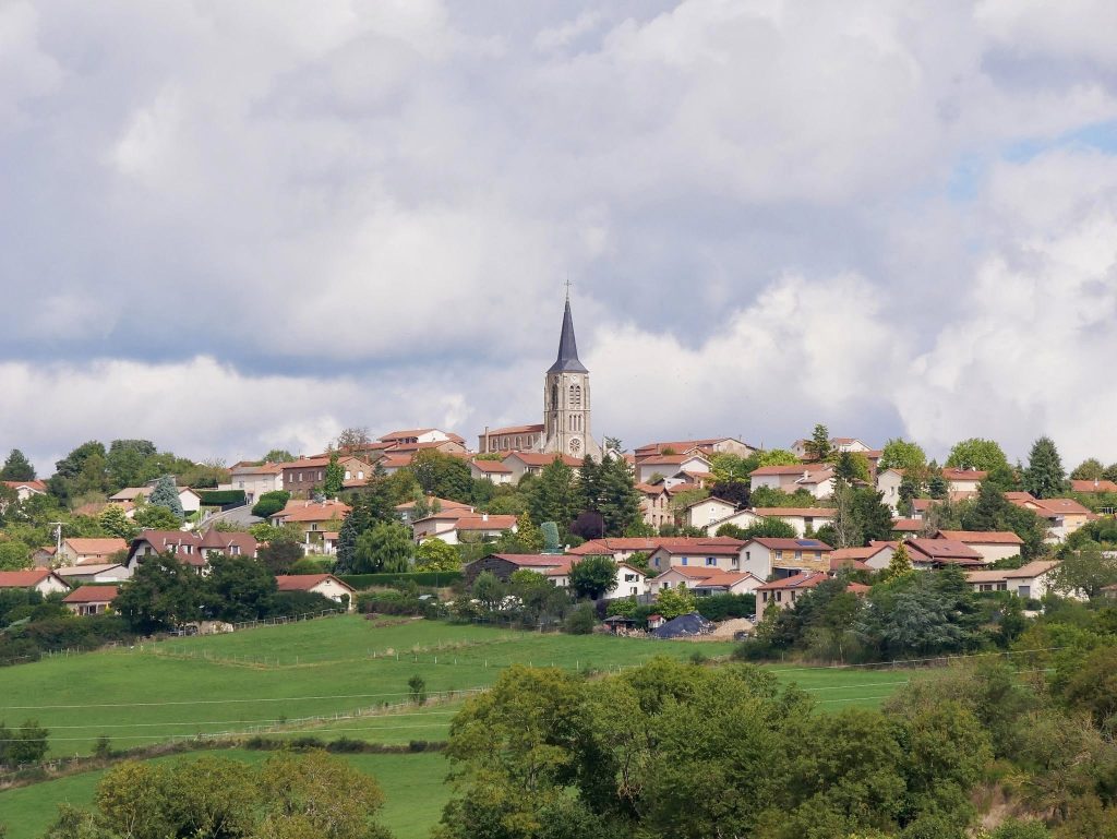 545298236_749639397887582_5875676498047962563_n-1024x769 Karine et son défi de prendre en photos les 323 communes du département de la Loire