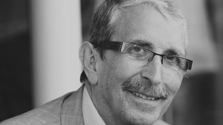 debout-768x432 Jacques Fayolle se lance dans le milieu du podcast
