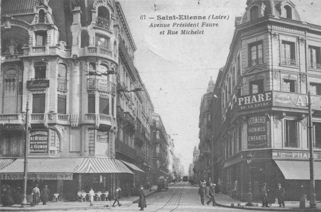 le-phare-de-la-loire-a-l-angle-de-la-rue-saint-denis-et-de-l-avenue-du-president-faure-collection-privee-de-cartes-postales-de-joseph-berthet-1507657707-1024x679 Le Phare de la Loire : mémoire d’un magasin stéphanois disparu
