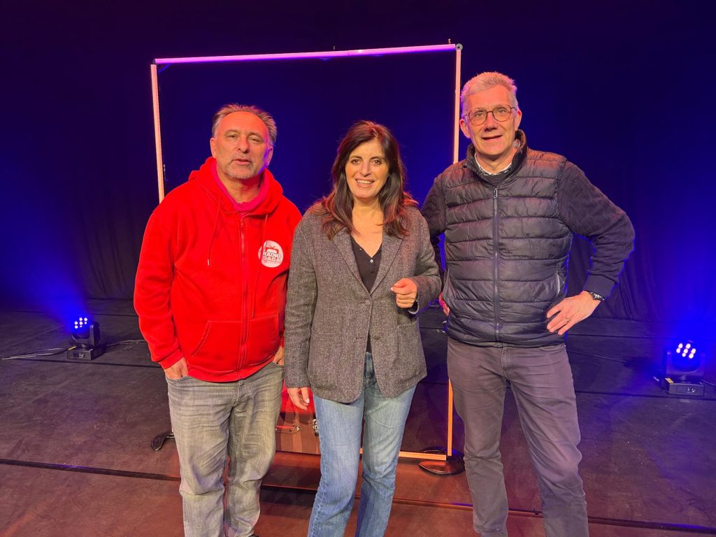 WhatsApp-Image-2026-02-12-at-19.23.43-1024x768 Sandrine Sarroche : Genèse, création et parcours d’une humoriste engagée