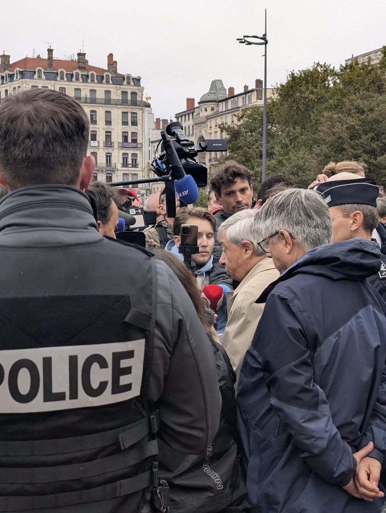 WhatsApp-Image-2026-10-18-at-09.48.55-771x1024 Pillages à Lyon : commerces saccagés, dégâts matériels et inquiétude au lendemain d’une journée de violences